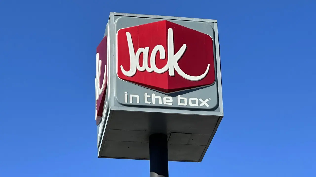 Scalding hot coffee thrown into fast-food manager’s face by angry customer, DA says — Winona Dining news